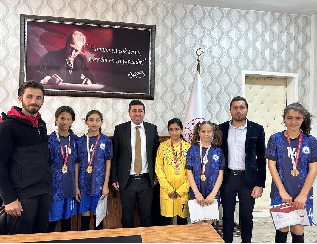 OrtaokuluAkif's tweet photo. Şırnak'ı temsilen katıldığı Mardin Bölge müsabakalarında şampiyon olan hentbol kız takımımız ilçe milli eğitim müdürümüz Yunus BABAYİĞİT'i ziyaret etti. 
@sirnakmem73 
@Mirzacazim 
@RefikOzsoy 
@idil_ilcemem
@byigit78 
@RSehmusoglu https://t.co/njEYFQf7no