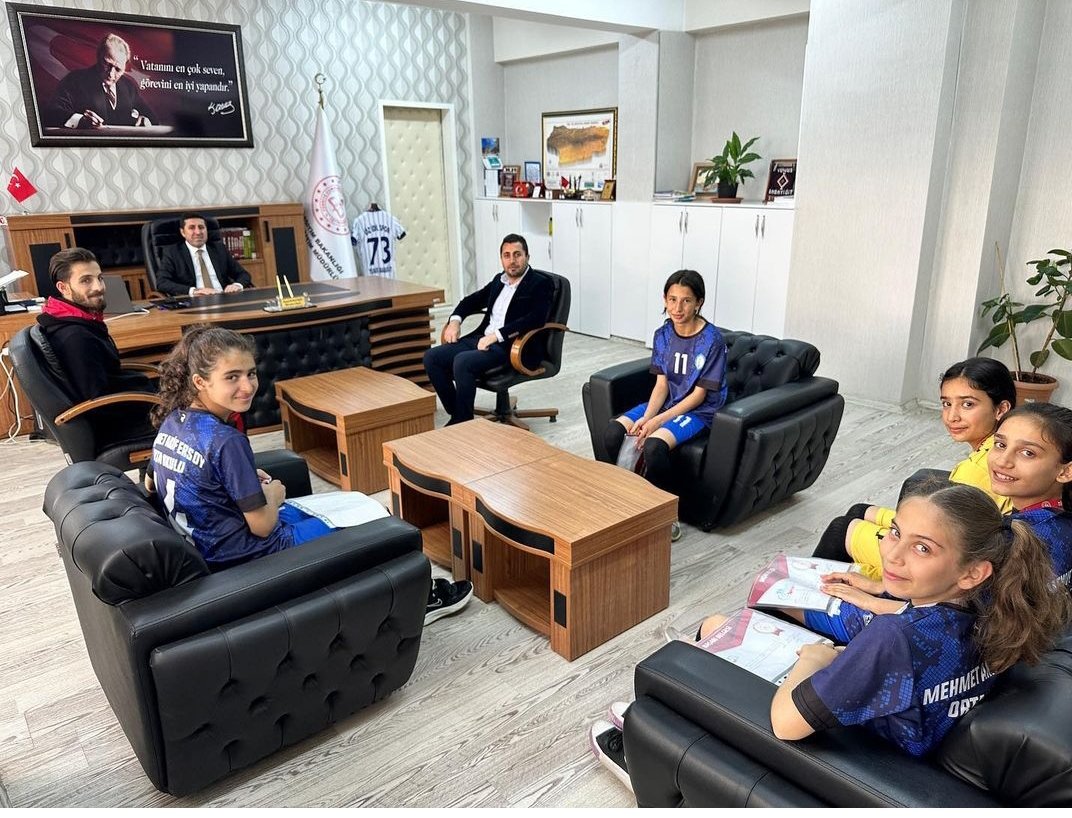 OrtaokuluAkif's tweet photo. Şırnak'ı temsilen katıldığı Mardin Bölge müsabakalarında şampiyon olan hentbol kız takımımız ilçe milli eğitim müdürümüz Yunus BABAYİĞİT'i ziyaret etti. 
@sirnakmem73 
@Mirzacazim 
@RefikOzsoy 
@idil_ilcemem
@byigit78 
@RSehmusoglu https://t.co/njEYFQf7no