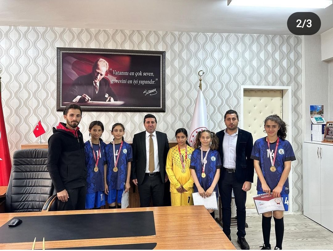 OrtaokuluAkif's tweet photo. Şırnak'ı temsilen katıldığı Mardin Bölge müsabakalarında şampiyon olan hentbol kız takımımız ilçe milli eğitim müdürümüz Yunus BABAYİĞİT'i ziyaret etti. 
@sirnakmem73 
@Mirzacazim 
@RefikOzsoy 
@idil_ilcemem
@byigit78 
@RSehmusoglu https://t.co/njEYFQf7no