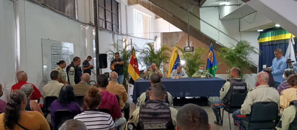 #Ahora Estamos en una reunión con los coordinadores de los cuadrantes de paz, que están bajo la coordinación de <a href="/PolisucreOficia/">Policía Municipal de Sucre / Miranda</a>  Analizamos, junto a los vecinos, los mecanismos para mejorar la seguridad en el territorio del Gran Sucre. #MaduroLealtadYVictoria