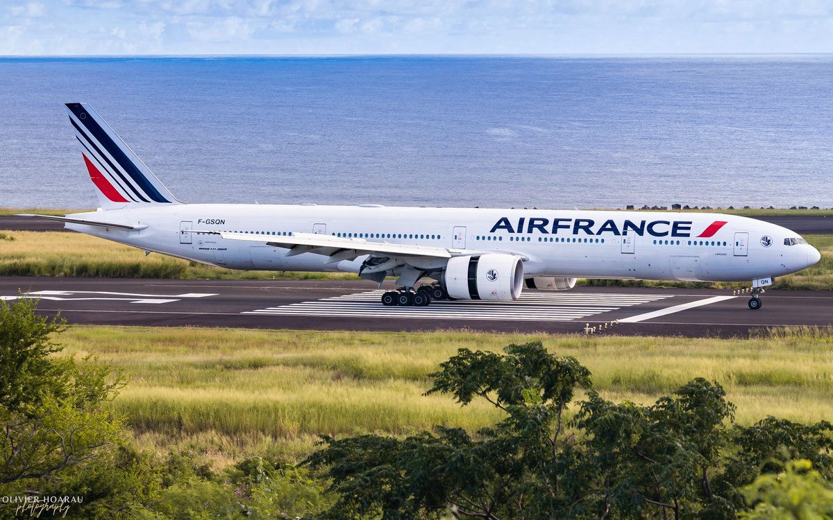 OlivierHoarau's tweet photo. Little spotting session on the wrong side for #Limoges, @airfrance #Boeing777  F-GSQN 🛫 
#AvGeek #ReunionIsland #Boeing #Airfrance #LaReunion https://t.co/tx63bU5L2P