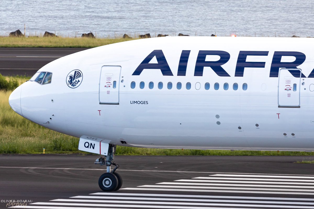 OlivierHoarau's tweet photo. Little spotting session on the wrong side for #Limoges, @airfrance #Boeing777  F-GSQN 🛫 
#AvGeek #ReunionIsland #Boeing #Airfrance #LaReunion https://t.co/tx63bU5L2P
