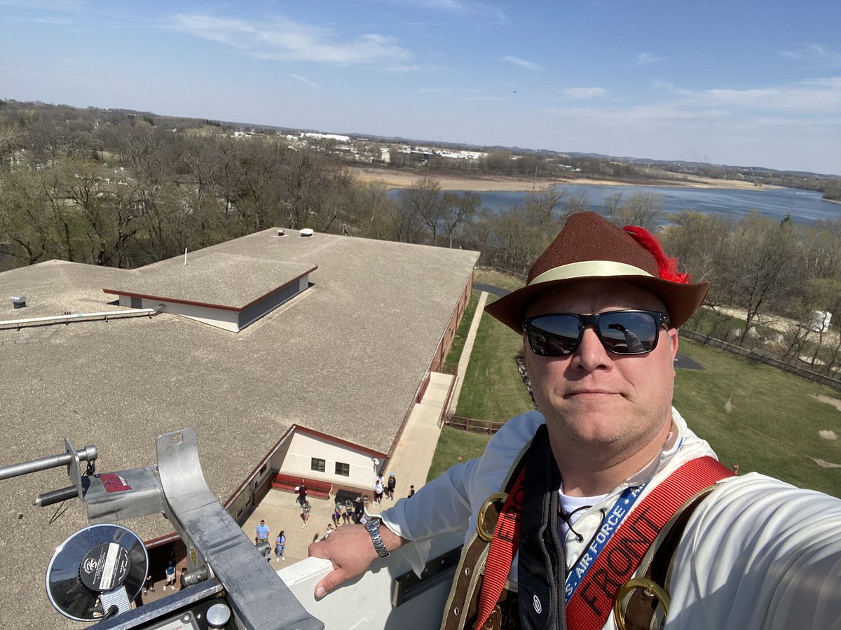 PrincipalNJones's tweet photo. River Bluff students met our goal of keeping the building clean! I had to work on the roof for the afternoon! @WeAreStoughton #WeAreRB https://t.co/Sm34mxp1Tp