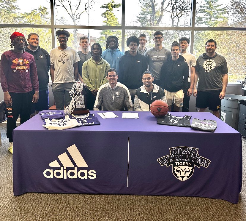 Huge Congratulations to Sr. Guard @carverlocke for officially signing with his sports agency to pursue professional 🏀 opportunities!! We’re extremely proud of you, &amp; can’t wait to follow your pro career 🔥 #Family