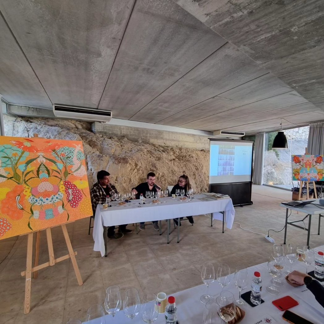 VisitaAvinyonet's tweet photo. I ja el tenim aquí!
Una nova edició del #Microvi que comença a #AvinyonetdelPenedès omplint de nou de gom a gom la sala de vidre de @canrafolsdelscaus en aquesta edició per maridar l'art amb els vins del #massisdelgarraf https://t.co/7MnZlwLx9v