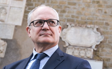 tempoweb's tweet photo. Roberto #Gualtieri colto a giocare a carte in #Campidoglio: “Era tresette e non scopa” #roma #14aprile #iltempoquotidiano  https://t.co/vy4MgcG2mT https://t.co/iIxO20Bzxa