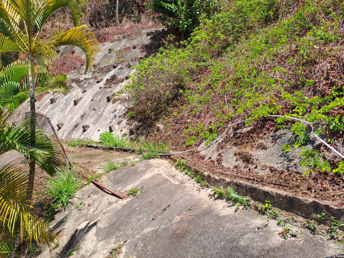 Osma1710's tweet photo. Calle Caroní de Colinas Bello Monte unos propietarios no sólo construyeron sobre este muro atirantado obra de la alcaldía luego de un gran deslave que hubo, sino que cada cierto tiempo desde esa casa corre agua por el muro y cae en nuestro estacionamiento @luisaguilarj https://t.co/0K5dp2jb9Z
