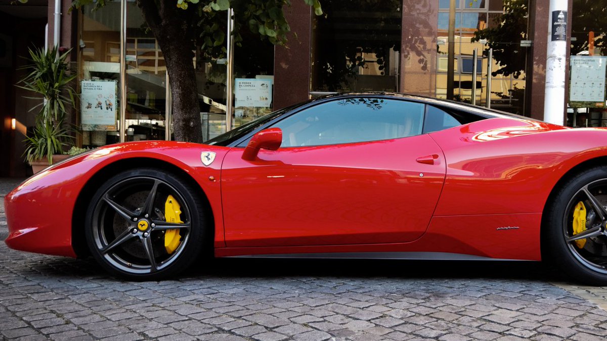 Did you know 👉 the original color for all Ferrari models was red? We must say, we're pretty partial to this candy apple shade!