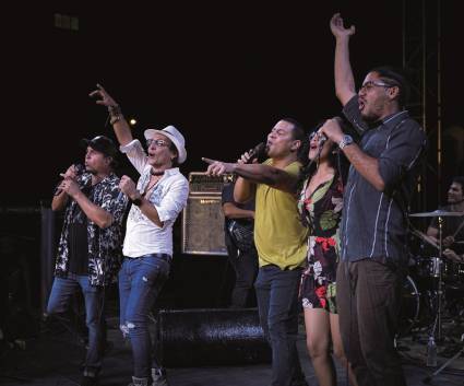La música es el lenguaje universal y, a través de sus notas, transporta a las personas a otra dimensión. Su magia une almas como imanes al corazón, para plantar sonrisas en todo un pueblo que vive por su ritmo.
#UnaMejorJuventud 
#Cuba #UJC 
@aylinalvarezG