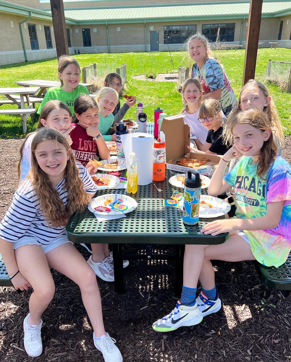 Mrs. Roth tweet media