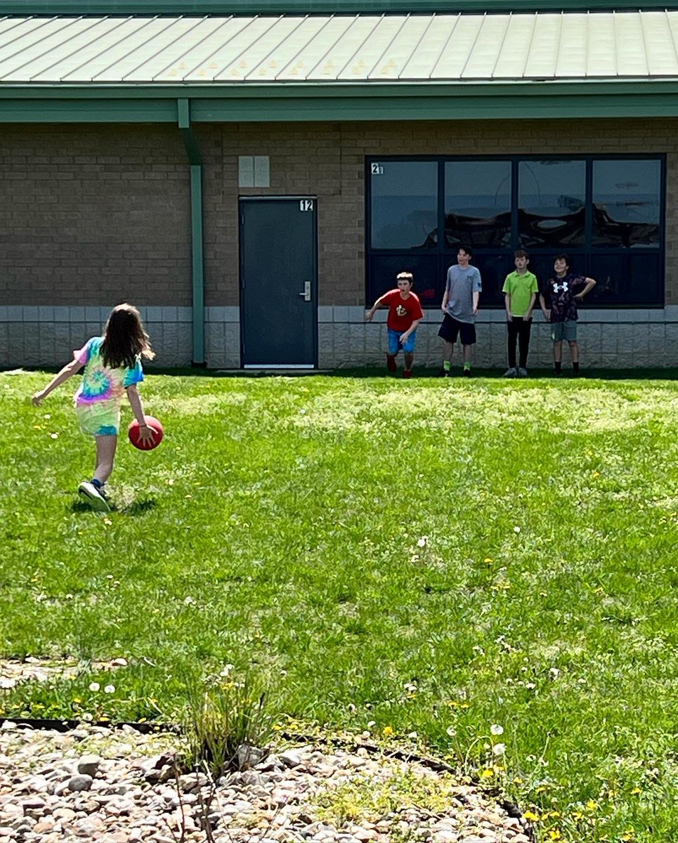 Mrs. Roth tweet media