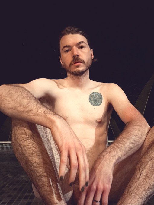 Relaxing poolside under the stars. https://t.co/IyuQJgARoU