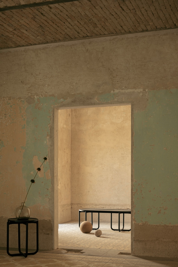 Whether as a coffee or side tables, VERSO black-finished oak wood tables compliment any room.
More information: DM - info@peca.com.mx - Whatsapp 33 1820 2237
#peca_studio #mexicandesign #disenomexicano #interiordesign #architecture #arquitectura #homedecor #homeinspo #sidetable