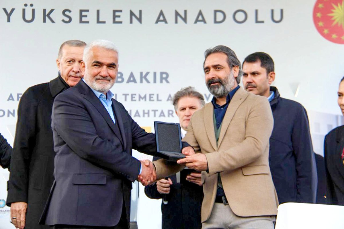 zyapicioglu's tweet photo. Sayın Cumhurbaşkanımız ile birlikte Diyarbakır'da temel atma, anahtar teslimi ve açılış törenine katıldık.

Bugün bizi birkez daha bağrına basan, Diyarbakırlı hemşehrilerime şükranlarımı sunuyorum.

Temeli atılan konutlar ve Selahaddin Eyyubi Camii Diyarbakırımıza hayırlı olsun. https://t.co/umFtRwEs1R