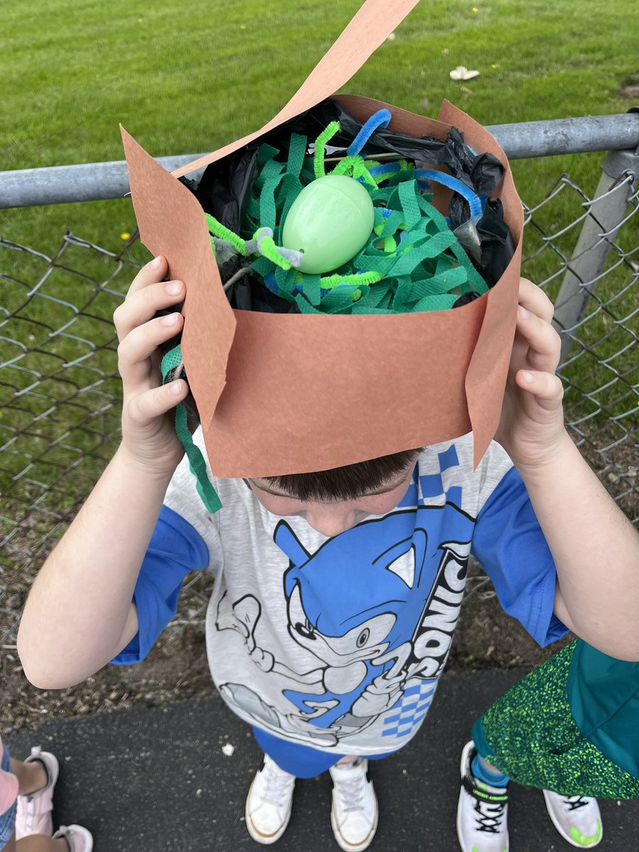 SVFirstGrade's tweet photo. The celebration of our March Madness Character winner Piggie continues!  There’s A Bird On Your Head!! @HeritageECS #HECSmagic #WEareLakota 🪺 https://t.co/ofsbFJlpip