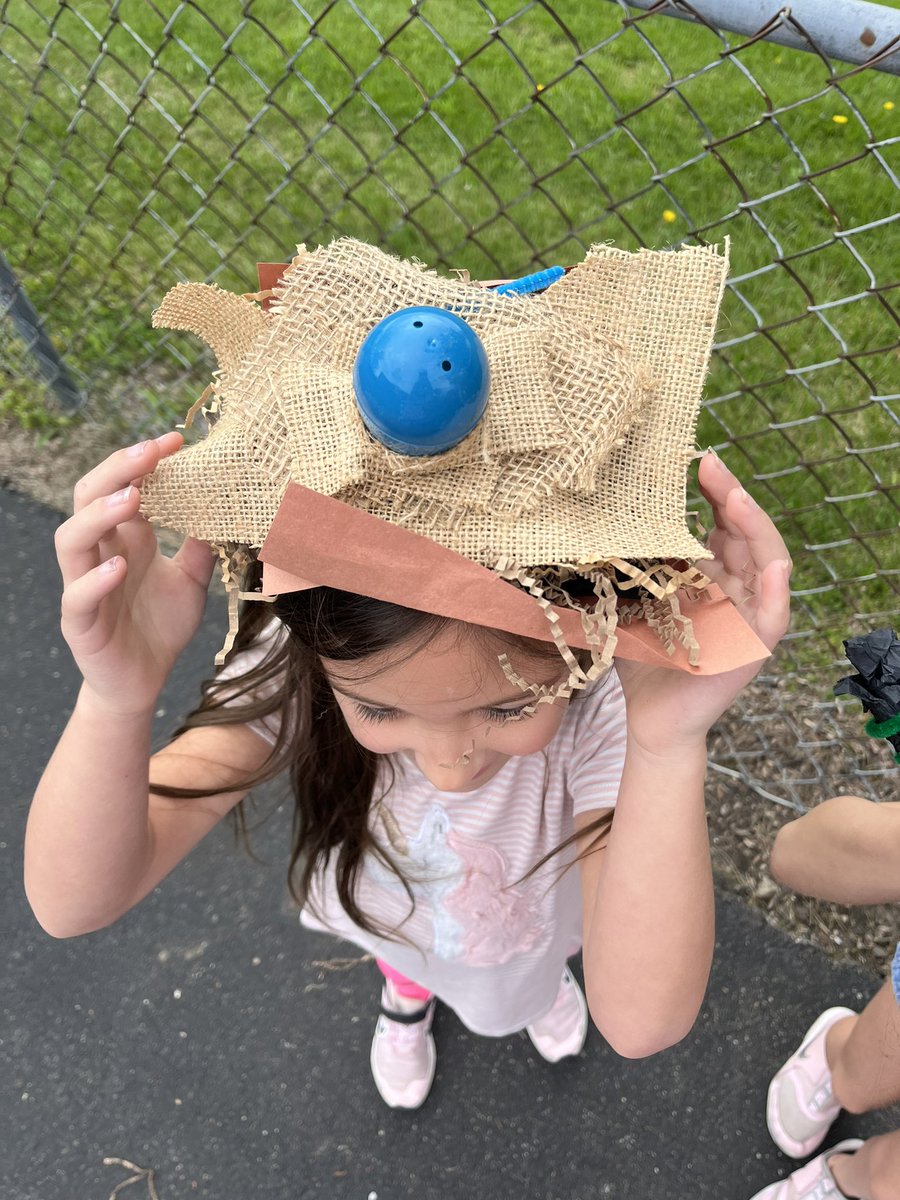 The celebration of our March Madness Character winner Piggie continues!  There’s A Bird On Your Head!! <a href="/HeritageECS/">Heritage Early Childhood School</a> #HECSmagic #WEareLakota 🪺
