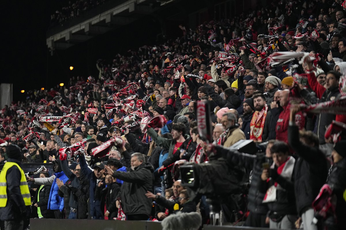RayoVallecano's tweet photo. ⚡️ Vendidas todas las localidades para el partido de hoy en Vallecas.
¡Pleno de llenos en 2⃣0⃣2⃣3⃣!

¡Gracias afición!⚡️ https://t.co/kYJqYdMMBS
