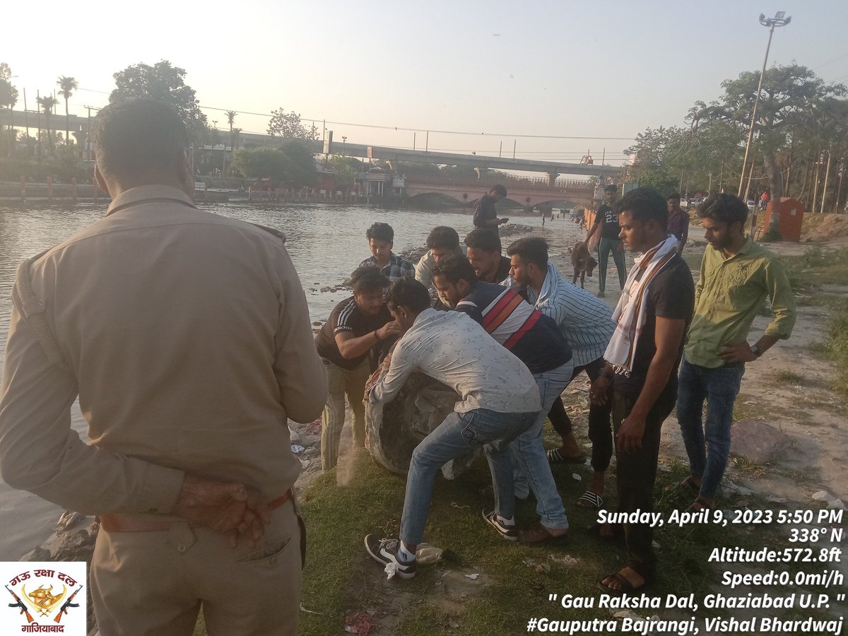gauputragzb's tweet photo. सूचना के पश्चात निवेदन पर त्वरित कार्यवाही करते हुए माननीय @DCPRuralGZB जी एवं ACP वेवसिटी द्वारा, कूड़ो कवाड़े घूमी पर उपस्थित खंडित शिवलिंग को सम्मान के साथ स्थानीय व्यक्तियों की सहायता व सहमति से, मुरादनगर छोटी गंगा में विसर्जित करवाने का कार्य किया गया। @upculturedept https://t.co/4j2BEAV01i