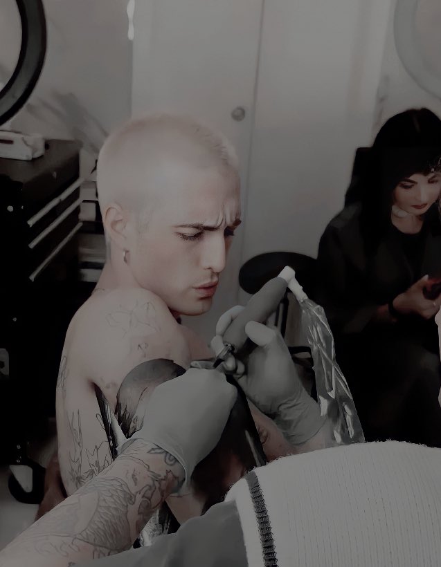 Damiano e il tatuaggio = io col cellulare.