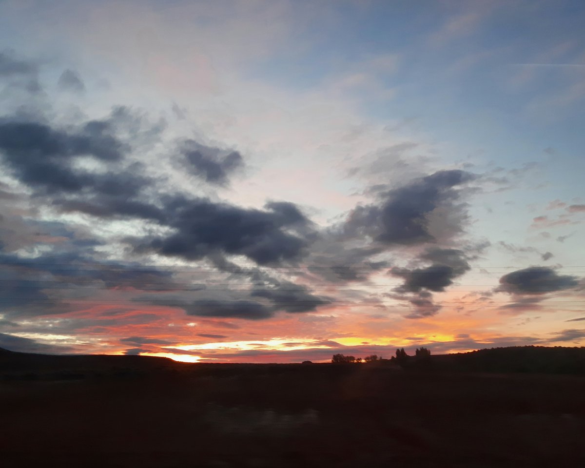celesgalan64's tweet photo. #amanecer #viernes
#desdeelbus 🚍📸🌄 https://t.co/US613wwGX9