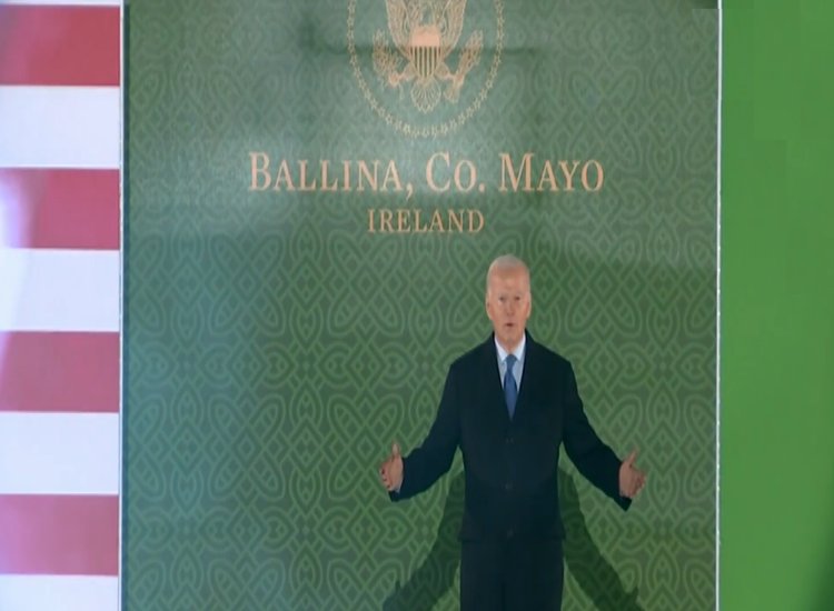 TheLiberal_ie's tweet photo. 🔴BREAKING: Joe Biden finishes his Irish trip by delivering public address to thousands in Ballina, Co Mayo #TheLiberal Click Link here- https://t.co/vbUb0mPjop https://t.co/oPGnfn9nd8