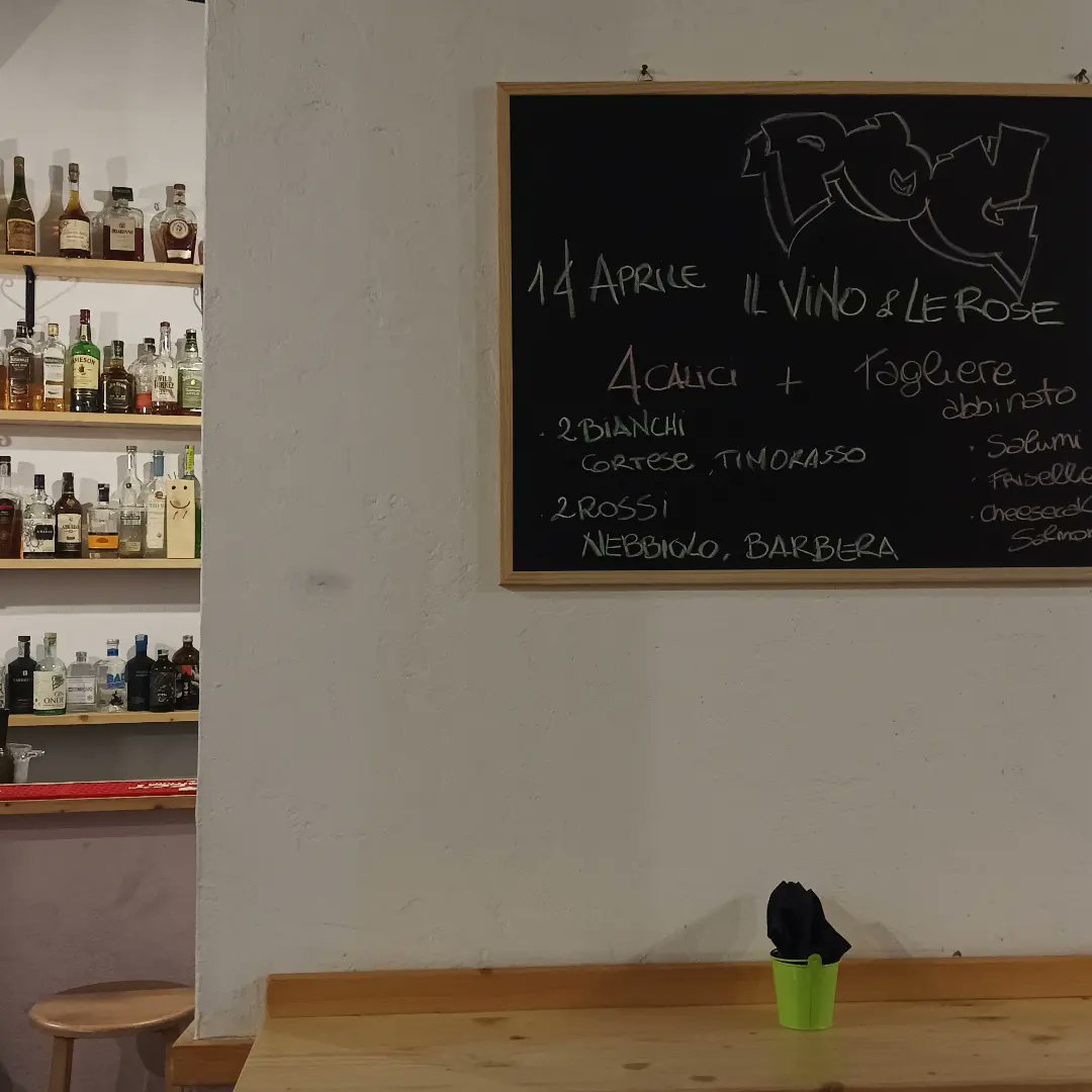 Al Pog Cocktail Bar con Massimiliano di @il_vino_e_le_rose per la degustazione dei suoi vini 🍾🥂🍷
#ilvinoelerose 
#ViniNaturali 
#timorasso 
#cortese
#nebbiolo 
#barbera
#degustazionimoleste 
#degustazionevini
#degustazionevininaturali 
#amoreepsiche 
#oriundo
#phoenix 
#athena