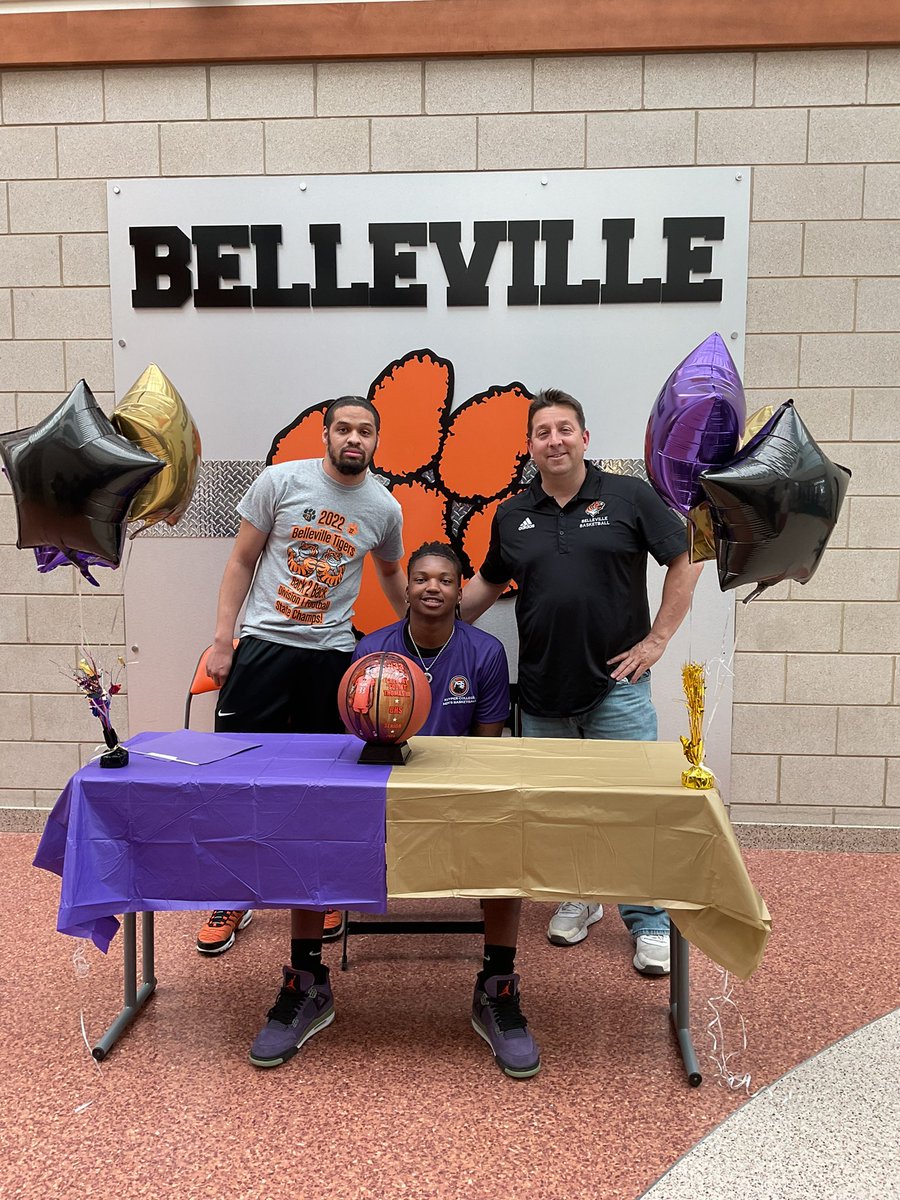 Kanisha721's tweet image. Thank you to the amazing Coaches at BHS @coachtrump, Coach Mike and we can’t forget @jpetermbb who were all instrumental in getting @squirtaballer to this point! Forever a Tiger! 🧡🖤🧡🖤