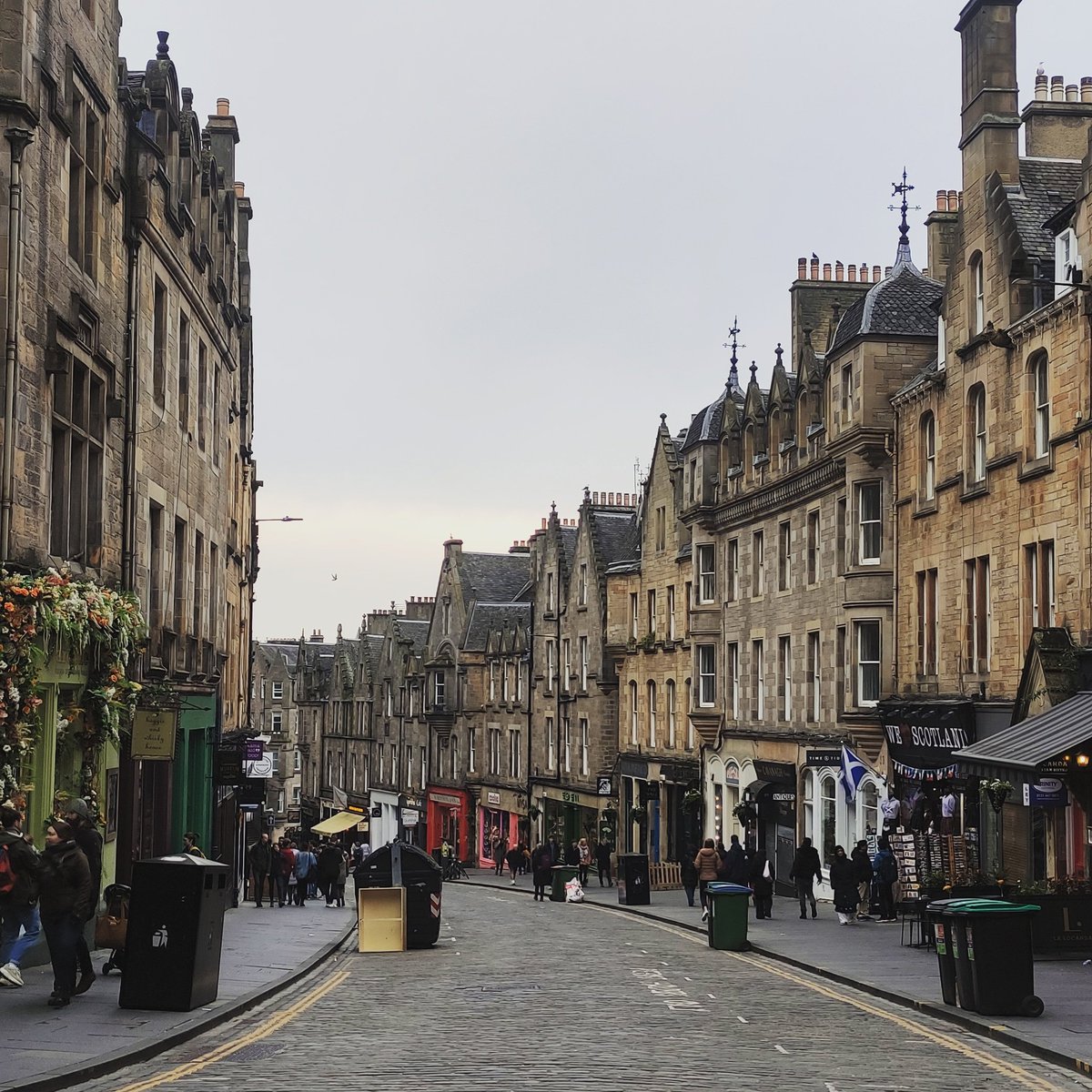 nerea_balda's tweet photo. "Orduan otu zitzaidan agian ez nuela hiri hura behar bezala ezagutzen, eta Moritzek arrazoia izatera, Europako hiririk ederrena galtzen ari nintzela". #Atzerrian #edinburgo https://t.co/0pet4BUUjn