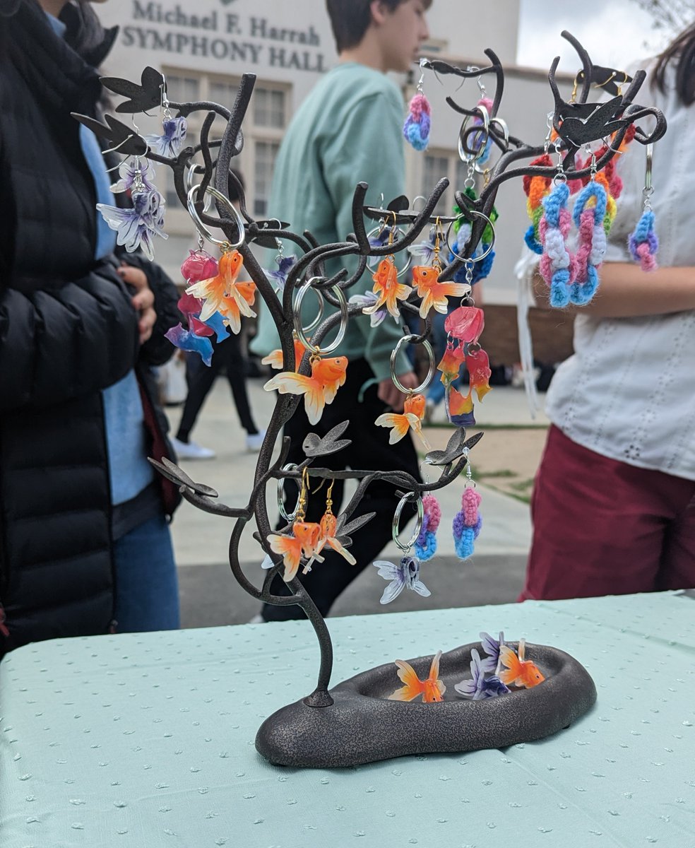 weareocsa's tweet photo. The OCSA Leadership Class hosted its first-ever Spring Mini-Market on 10th Street. Students created and sold jewelry, stickers, plants, and more.  #DTSA #OC #WeAreOCSA https://t.co/iXrSlx8LB4