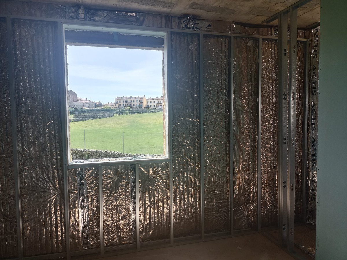 En esta vivienda unifamiliar en Cáceres; Escayolas Paco instaló nuestro panel HYBRIS alveolar de 50mm de espesor en continuo detrás de trasdosado de PYL; suministrado por el distribuidor Aislamientos y Cubiertas Extremeñas.

📧contacto@actis-isolation.com