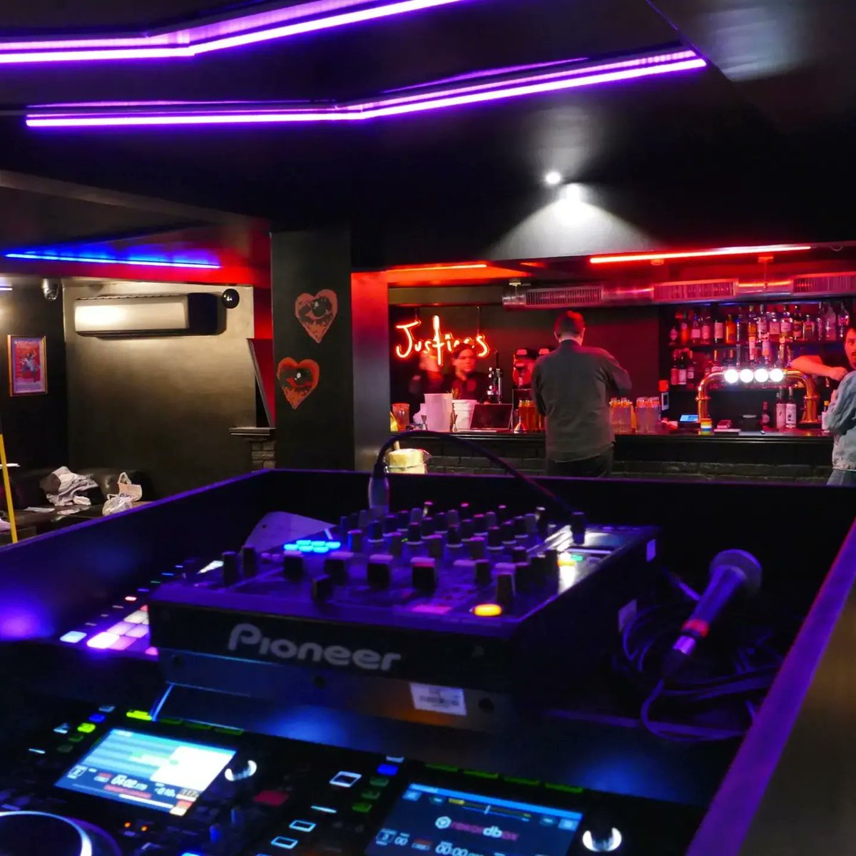 Frank_Leppard's tweet photo. Opening night at Justines club at 1-2 Marine Gardens Cellar bar and venue 9pm today. All the best to #carlbarat #edielangley you brought some more magic to our town !. #margate #justines #GoodLuck https://t.co/mTYbp56iI2