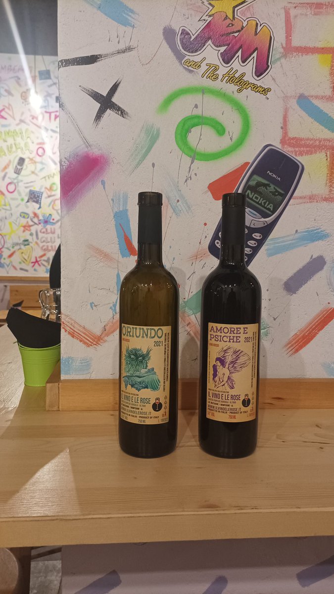 ViniNaturali's tweet photo. Al Pog Cocktail Bar con Massimiliano di @il_vino_e_le_rose per la degustazione dei suoi vini 🍾🥂🍷
#ilvinoelerose 
#ViniNaturali 
#timorasso 
#cortese
#nebbiolo 
#barbera
#degustazionimoleste 
#degustazionevini
#degustazionevininaturali 
#amoreepsiche 
#oriundo
#phoenix 
#athena https://t.co/d1y1tBRyci