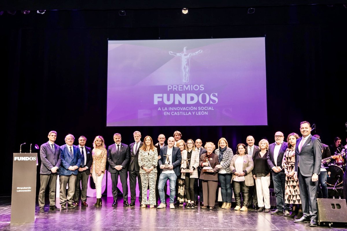 Belen_Viloria's tweet photo. Ayer entrega de los IV #PremiosFundos a la #InnovaciónSocial pública, privada y premio de Honor a @CJCyL @FMiradasTEA y @TutelarFECLEM
¡Enhorabuena de nuevo de una feliz miembro del jurado por poder reconocer para impulsar el impacto social en #CyL! @fundoscyl @josemaria_viejo 👏🏻 https://t.co/qLztmH6k4K