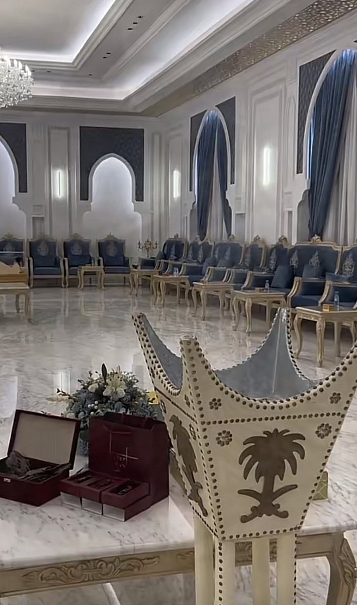 ابوي له مجلس ماضيعوه المسايير                                      قبل ارحبو تسبقه ضحكت احجاجه                           
ابوي ماتوفيه.. شعر ....وتعابير                                        ابوي ساس الطيب والطيب تاجه♥️