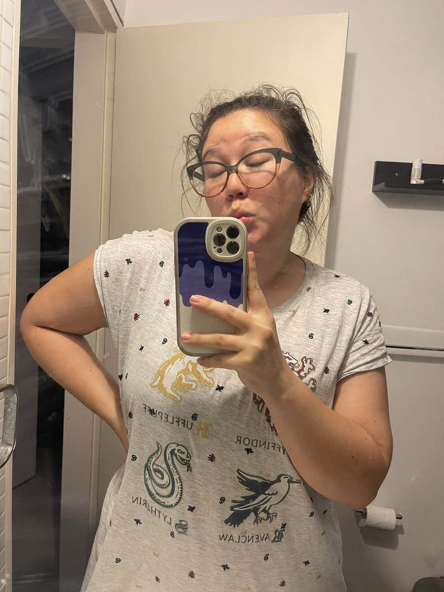 outofcontextcin's tweet image. estas jevas son la misma persona