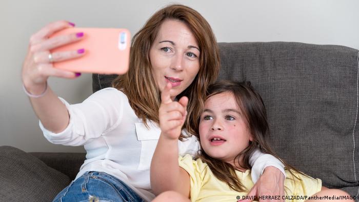 dw_espanol's tweet photo. La práctica de publicar fotos de los hijos en Internet, no sólo viola derechos de los #niños, sino que tiene riesgos. Ahora #Francia quiere ser el primer país del mundo en tomar medidas legales contra esto. (mn)
https://t.co/3041ljpxyM https://t.co/moeLCSdqaa