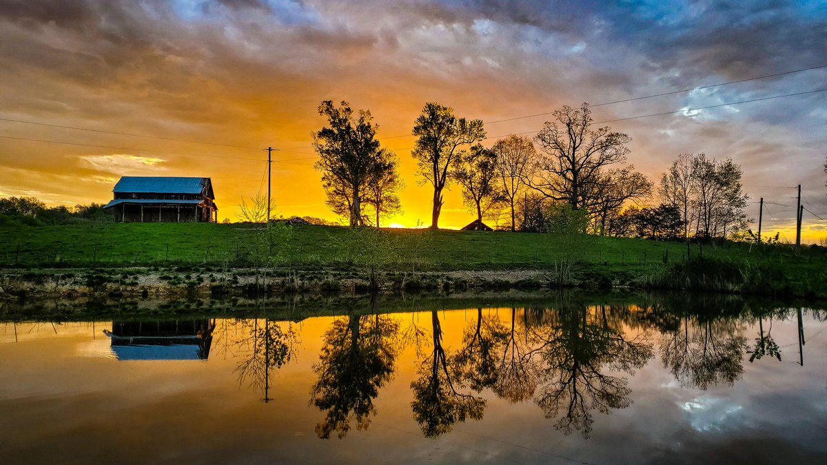 MikeHamlett's tweet photo. I've been waiting to catch a good #kentucky #sunrise here while i was out, and I finally got it! It was a perfect morning! 
@MarcWeinbergWX https://t.co/2cKLyUciAv