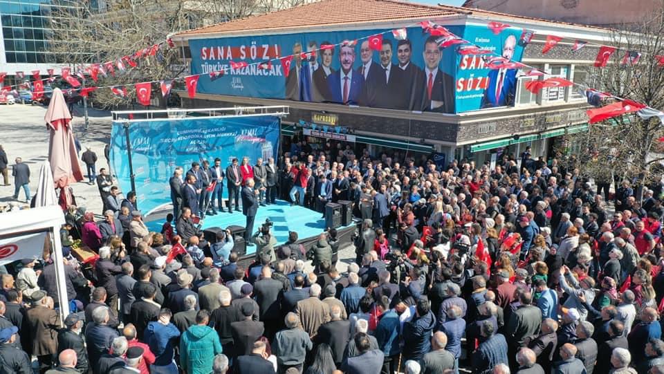 Devakirsehir's tweet photo. SANA SÖZ KIRŞEHİR!

Özgürlük Gelecek, liyakat gelecek, İleri Demokrasi gelecek, Fırsat eşitliği gelecek, ücretsiz Eğitim gelecek! https://t.co/vt7qdoAXsk
