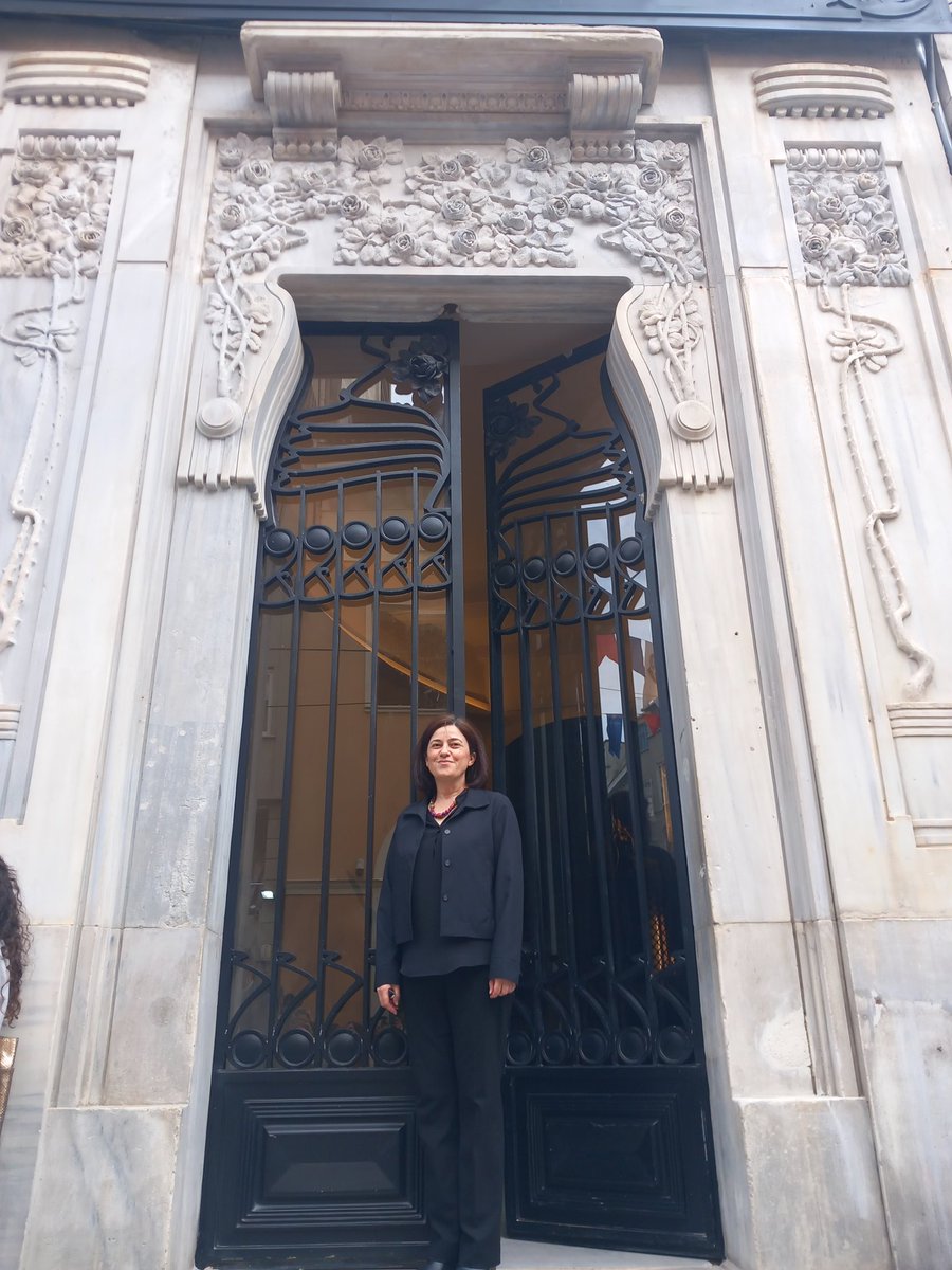 AyseOvur's tweet photo. Ve İstiklal Caddesi'nin Kraliçesi Botter Apartmanı Kapılarını Sanata ve Sanatçılara Açtı... @IbbMiras ekibine sonsuz teşekkürler... https://t.co/NDW9qgXglA
