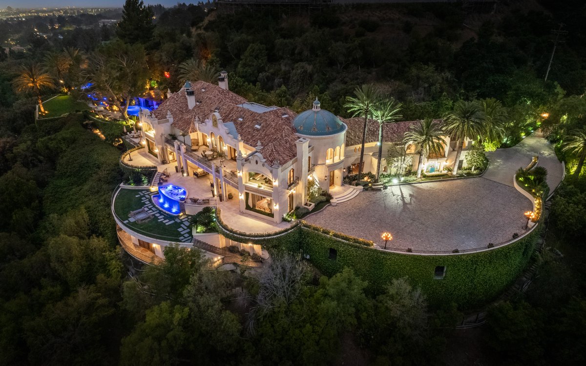 EllimanCA's tweet photo. The Cielo Estate 💫

Showcasing unparalleled luxury in the most desirable zip code in the world, The Cielo Estate was created for exquisite living and entertaining on a grand scale with 9 bedrooms and 18 bathrooms. [Listing: @TheAltmanBros | https://t.co/B6yIg103Dn] https://t.co/yEuMbYRR4k