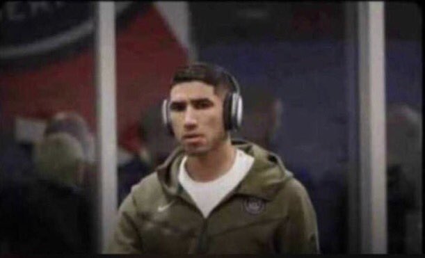Emmanue04831354's tweet photo. Messi : bro you be hot boy oo you day use earphone 
Me : bro na my mummy but I am for me ooo https://t.co/mc7Hej2RnL