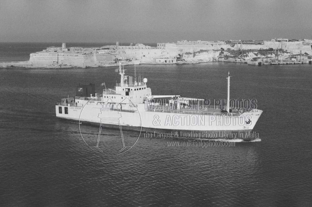 Shipguru's tweet photo. #Seatradereefers #refrigeratedcargoship #LEON_STREAM #entering #grandharbourmalta on her #maidencall - 07.04.2001 - https://t.co/nfgboxc3g3 - NO PHOTOS can be used or manipulated without our permission https://t.co/QmoYji0mCt