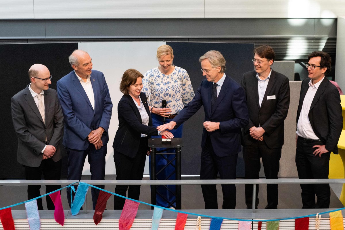 Om de Nederlandse wetenschap op topniveau te houden, investeren we in de beste infrastructuur. Zoals supermicroscopen die atomen en moleculen in beeld brengen waarmee we dingen gaan zien die we nooit voor mogelijk hadden gehouden. Ik opende het centrum van <a href="/UUBeta/">Faculty of Science, Utrecht University</a>, waar ze staan.
