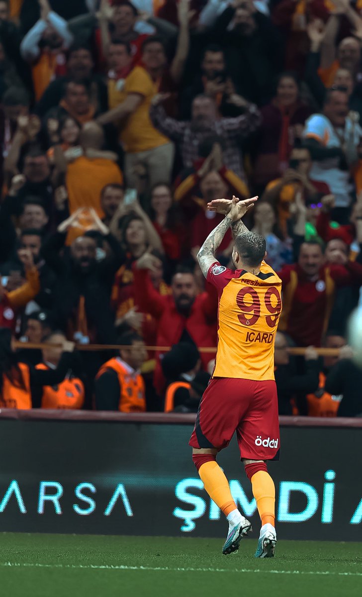 GalatasaraySK's tweet photo. 🫶 @MauroIcardi 😍

#GSvKYS https://t.co/yUvbklTgg8