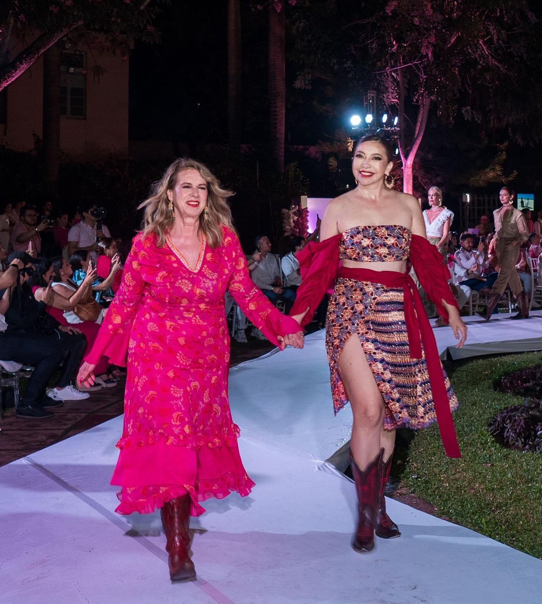 ligiaaguayo's tweet photo. Disfrutando mi caminar por la pasarela ✨✨
#yfs #yucatanfashionshow #midwoman #aniversario #ligiaaguayo #lydialavin #agatharuizdelaprada https://t.co/KFeTt0c9TE