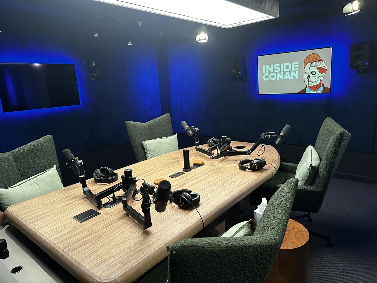 We represented Conan O’Brien and his production company Conancotv for a new office, today we got a tour after all the upgrades. We could only do photos in his incredible studio.  @GeorgePinoCBI  @CBI_Commercial  
#office #entertainmant #entertainmentbusiness #hollywood