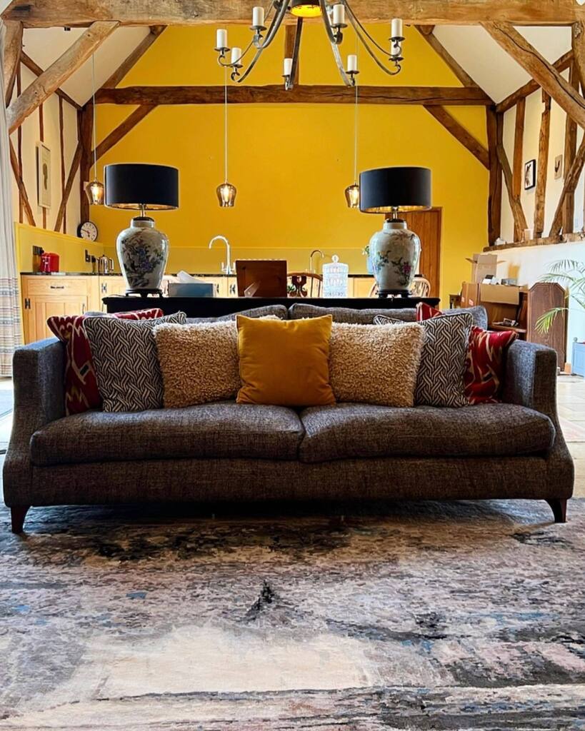 Leaping into the weekend having just delivered and installed this beauty for @juliabluntinteriors for their clients arriving back from holiday tomorrow. 

Cross fingers they love it as much as I do when they walk through the door …….. 

#amykentrugs … instagr.am/p/CrBmG9VoKU6/