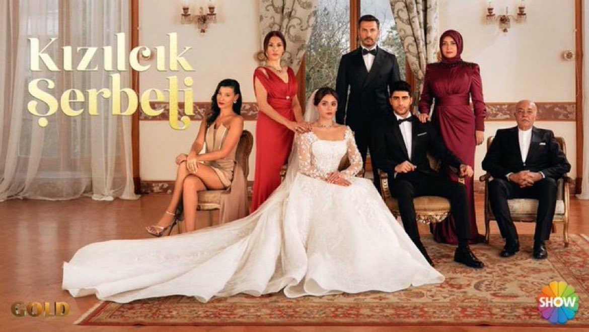 Bugün, televizyon tarihine kara bir gün olarak geçecek… 
Türkiye’de ilk kez bir diziye ‘sözde’ şiddet iddiasıyla 5 kez yayın durdurma cezası verildi. 
Kim ne derse desin, Kızılcık Şerbeti, bir Türkiye gerçeğidir…
Yıllar evvel Fatih Altaylı sırtına bıçak saplanmış bir kadın