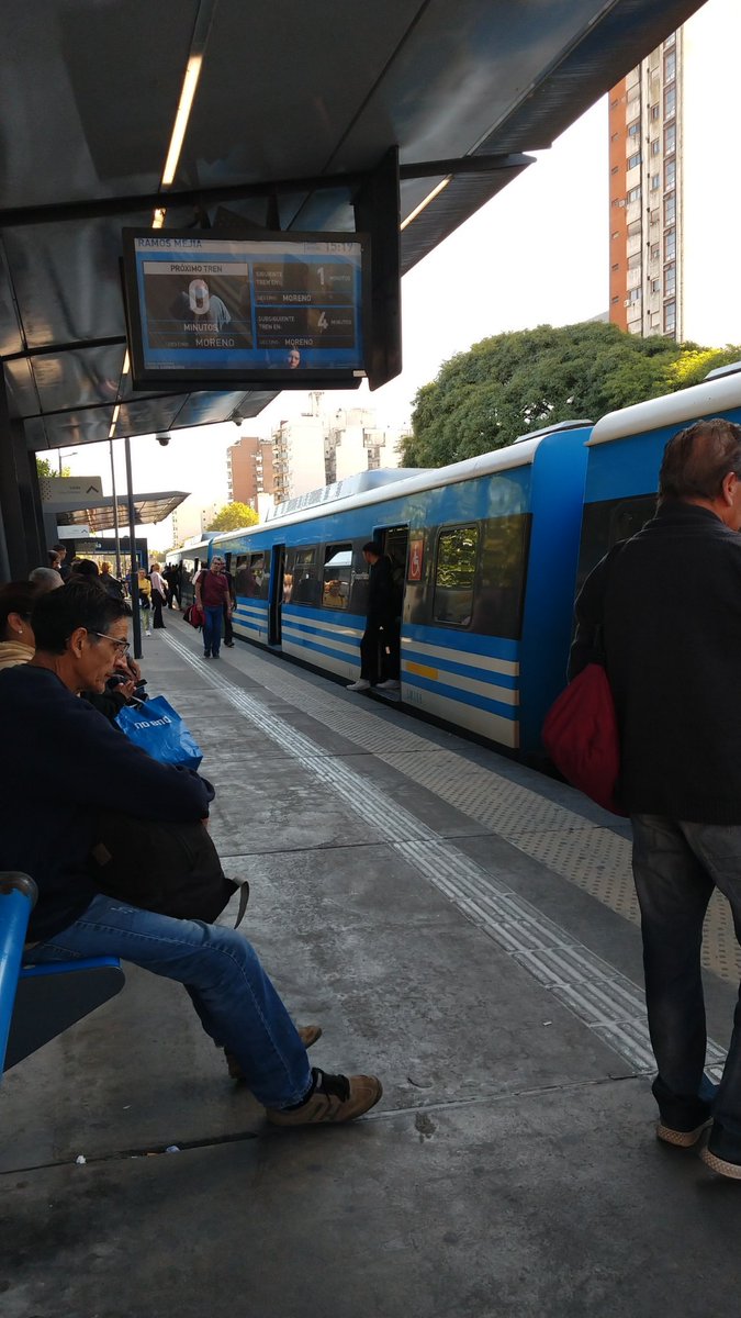 UnTalPink's tweet photo. #trensarmiento demorado en Ramos mejía https://t.co/B2y33D0pHa