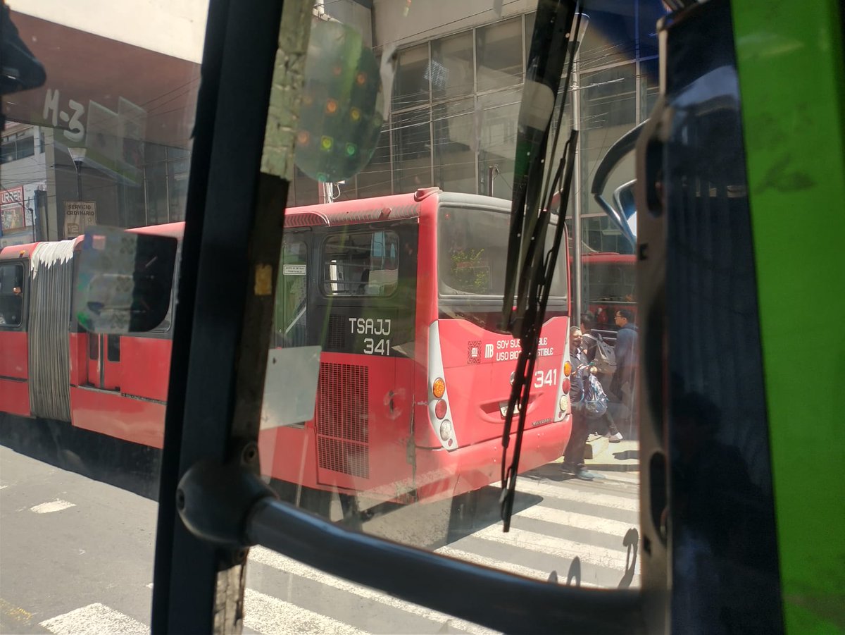 piggyazul's tweet photo. @MetrobusCDMX agresión de parte del operador de la unidad Eco 341 de la empresa TSAJJ a unidad de @RTP_CiudadDeMex hoy 14 de abril 10:05 hrs en el apoyo a línea 12, dándose a la fuga
Atención 
@andreslajous @RosarioCastroE 
@HMBM_16
@CRISTOPEPE25 

Consecuencias para éste agresor https://t.co/OtRiqyLPr3